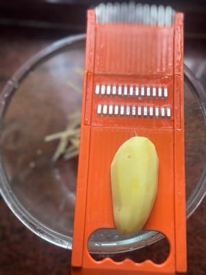 Râpez les pommes de terre à l'aide d'une râpe