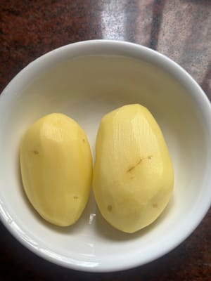 Sbucciare le patate e metterle da parte