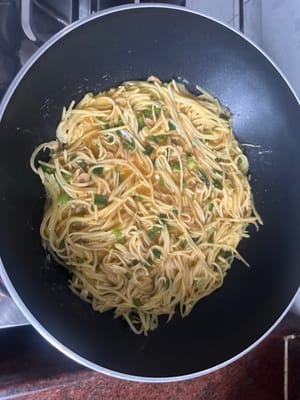 Utilizzare una spatola per distribuire uniformemente le strisce di patate