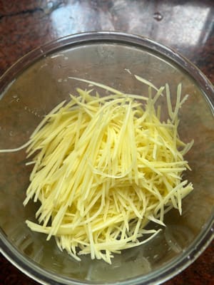 Grattugiare le patate con una grattugia