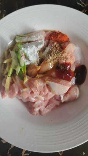 เลาะกระดูกไก่ส่วนสะโพกออก แล้วหั่นไก่เป็นชิ้นๆ นำไก่ไปหมักกับพริกไทยเล็กน้อย เกลือ 1.5 กรัม น้ำตาลเล็กน้อย แป้งข้าวโพด 1 ช้อนชา เหล้าปรุงอาหาร 1 ช้อนชา ซีอิ๊วขาว 1 ช้อนชา และซอสหอยนางรมครึ่งช้อนชา ผสมให้เข้ากัน แล้วเติมน้ำมัน 1 ช้อนชาเพื่อกักเก็บรสชาติ หมักทิ้งไว้ 15 นาที