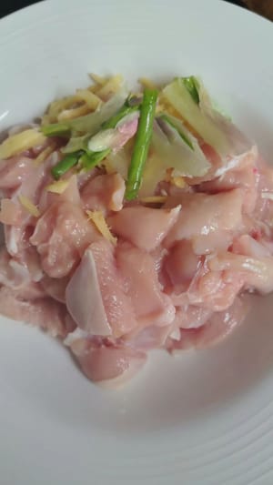 เลาะกระดูกไก่ส่วนสะโพกออก แล้วหั่นไก่เป็นชิ้นๆ นำไก่ไปหมักกับพริกไทยเล็กน้อย เกลือ 1.5 กรัม น้ำตาลเล็กน้อย แป้งข้าวโพด 1 ช้อนชา เหล้าปรุงอาหาร 1 ช้อนชา ซีอิ๊วขาว 1 ช้อนชา และซอสหอยนางรมครึ่งช้อนชา ผสมให้เข้ากัน แล้วเติมน้ำมัน 1 ช้อนชาเพื่อกักเก็บรสชาติ หมักทิ้งไว้ 15 นาที