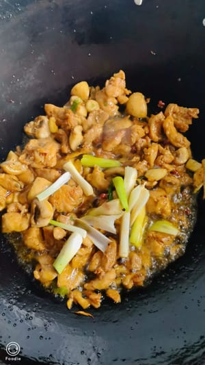 ใส่ไก่และต้นหอมลงไป จากนั้นใส่ซอสแล้วผัดจนซอสข้นขึ้น ยกลงจากเตาแล้วเสิร์ฟ