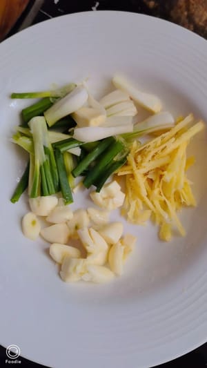 สับต้นหอมซอย หั่นขิงเป็นเส้น และสับกระเทียมให้ละเอียด