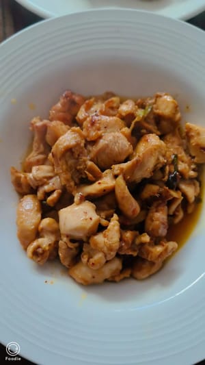 ใส่น้ำมันไว้ในกระทะเล็กน้อย ผัดขิงและกระเทียมจนหอม แล้วใส่เห็ดลงไปผัดจนเป็นสีเหลืองทอง