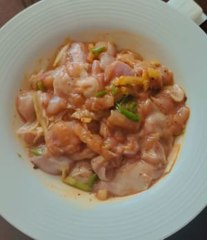 เลาะกระดูกไก่ส่วนสะโพกออก แล้วหั่นไก่เป็นชิ้นๆ นำไก่ไปหมักกับพริกไทยเล็กน้อย เกลือ 1.5 กรัม น้ำตาลเล็กน้อย แป้งข้าวโพด 1 ช้อนชา เหล้าปรุงอาหาร 1 ช้อนชา ซีอิ๊วขาว 1 ช้อนชา และซอสหอยนางรมครึ่งช้อนชา ผสมให้เข้ากัน แล้วเติมน้ำมัน 1 ช้อนชาเพื่อกักเก็บรสชาติ หมักทิ้งไว้ 15 นาที