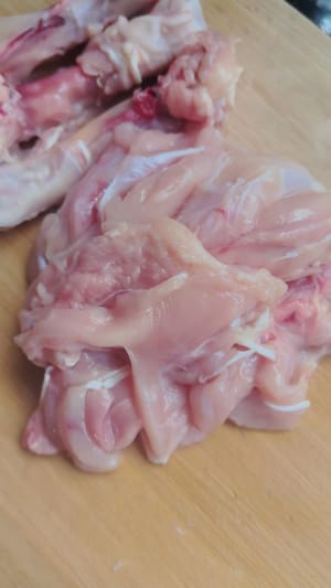 เลาะกระดูกไก่ส่วนสะโพกออก แล้วหั่นไก่เป็นชิ้นๆ นำไก่ไปหมักกับพริกไทยเล็กน้อย เกลือ 1.5 กรัม น้ำตาลเล็กน้อย แป้งข้าวโพด 1 ช้อนชา เหล้าปรุงอาหาร 1 ช้อนชา ซีอิ๊วขาว 1 ช้อนชา และซอสหอยนางรมครึ่งช้อนชา ผสมให้เข้ากัน แล้วเติมน้ำมัน 1 ช้อนชาเพื่อกักเก็บรสชาติ หมักทิ้งไว้ 15 นาที