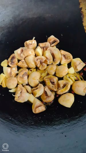 ใส่น้ำมันไว้ในกระทะเล็กน้อย ผัดขิงและกระเทียมจนหอม แล้วใส่เห็ดลงไปผัดจนเป็นสีเหลืองทอง