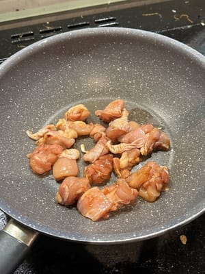 在熱油中，將醃製好的雞肉煎至金黃色