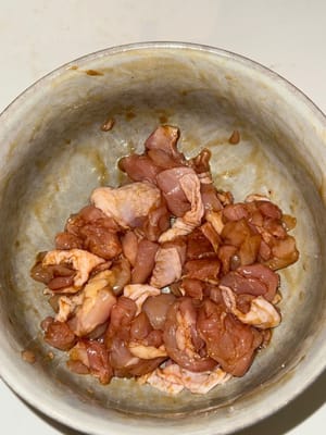 如圖切成小塊，用豉油、蠔油、老抽、蜂蜜、鹽和胡椒醃製。醃製至少15分鐘。
