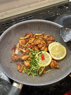 加入剩餘材料，繼續翻炒2分鐘