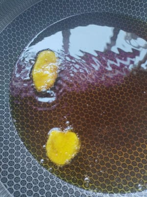 frying, taking out of the pot for the first time.