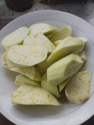 Mix the washed potatoes with sweet potato flour and mix well.