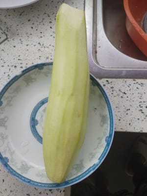 Peel 300 grams of the whole gourd, cut into diamond shapes with scissors, and then wash with clean water.