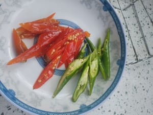 青紅辣椒改刀備用。