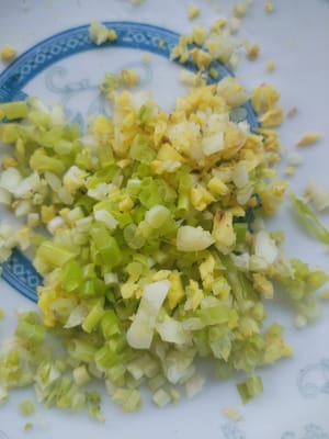 10 grams of ginger, 10 grams of garlic, and 10 grams of chopped shallots.