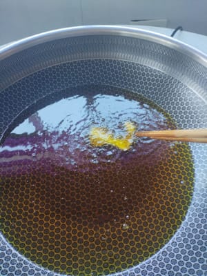 When the oil temperature reaches the point where bubbles appear, you can add the eggplant.