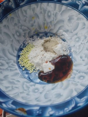 Pour 1 spoon of oyster sauce, 1 teaspoon of chicken essence, 2 spoons of starch, 1 spoon of soy sauce, and appropriate amount of salt into a bowl. Add 100 grams of water. Set aside.