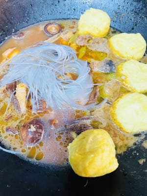 Add the soaked vermicelli noodles and cook for the last 2 minutes until softened. Season with salt and serve. The rice is fragrant and the soup is delicious.
If you prefer a less brothy soup, reduce the heat and reduce the soup to your desired consistency.
If you prefer a rich, rich soup but also crave the sweetness of the corn potstickers, let them absorb the savory flavor of the broth for a more mellow taste.