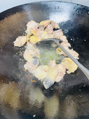 鍋燒熱後加入3–4匙食用油滑鍋,倒入雞肉,不要翻動,蓋上鍋蓋調小火1分鐘,待雞肉斷生後,繼續用中小火炒至金黃,此時雞肉析出油脂,雞油香氣濃鬱誘人。這是整道菜的關鍵。