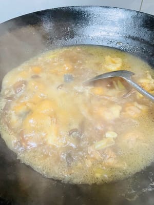 加入泡菌菇的水或熱開水(水量需沒過食材,因需燉煮35-40分鐘,需保證水量充足)。