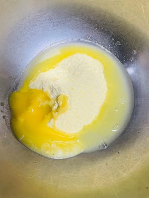 If you're craving corn tortillas, here's what you need to know (the following ingredients are not in the recipe):
Take 50 grams of corn flour and 75 grams of all-purpose flour, blanch them in 30 grams of freshly boiled water, and let them cool slightly. Then, add 1 gram of yeast, 10 grams of sugar, and 10 grams of milk powder (the key to corn flour's deliciousness). Beat an egg, and knead the dough until it doubles in size. Once it's risen, knead it well. About 10 minutes before serving the chicken and mushrooms, roll the dough into five small pieces, place them on the side of the pot, and simmer over low heat for 10 minutes. These corn tortillas are soft and sweet. Dip them into the rich stewed chicken sauce, and the aroma of the whole grains and the meaty flavor of the chicken will blend seamlessly in your mouth. It's absolutely delicious!