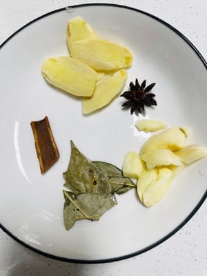 蔥切段、薑切片、蒜拍扁、八角1個、香葉2片、桂皮5g備用。