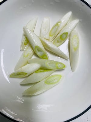 Cut the green onion into sections, slice the ginger, flatten the garlic, add 1 star anise, 2 bay leaves and 5g cinnamon for later use.