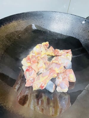 Heat a wok and add 3–4 tablespoons of cooking oil to grease the pan. Add the chicken and, without stirring, cover the wok and reduce the heat to low for 1 minute. Once the chicken is cooked through, continue to fry over medium-low heat until golden brown and the fat has released, creating a rich, alluring aroma. This is the key to the dish.