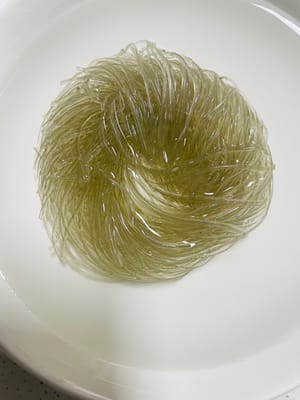 提早2小時用冷水泡發番薯粉。