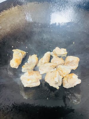 Etwas Öl in die Pfanne geben, um sie einzufetten. Da die Rippchen Öl abgeben, nicht zu viel Öl verwenden. Die Rippchen hineingeben und von beiden Seiten goldbraun braten.