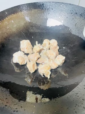 鍋中放少許油滑鍋，因為排骨會出油，所以不用放太多油。放入排骨翻炒至兩面金黃色。