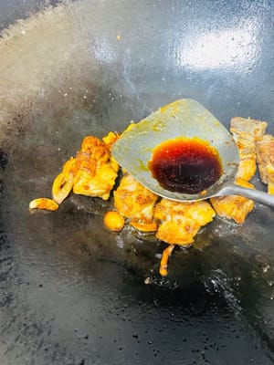 加入1匙料酒，沿鍋邊淋入，激發出香氣。再加入1匙生抽、1匙蠔油、1匙老抽，1小匙鹽，翻炒均勻。
加入淹過食材的熱水，用高壓鍋燜煮，排氣開始計時8分鐘，關火後自然洩氣。若不用壓力煲，需煮30-40分鐘。