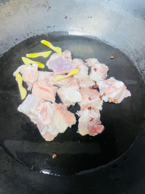 將排骨斬成大塊，洗淨後冷水下鍋，加入薑片、花椒、料酒汆燙水，撈出洗淨備用。