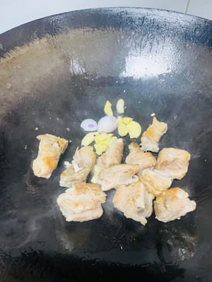 Knoblauch, Zwiebel und Ingwer hinzufügen und anbraten, bis es duftet.