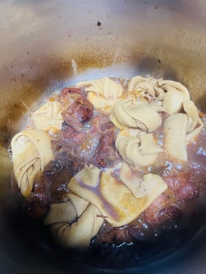 自然排氣後，加入準備好的百葉千張結，中火燁10分鐘左右，再開大火收5分鐘汁。