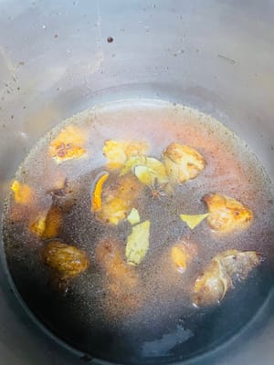 1 Löffel Kochwein hinzufügen und am Topfrand entlang gießen, um das Aroma zu intensivieren. Anschließend 1 Löffel helle Sojasauce, 1 Löffel Austernsauce, 1 Löffel dunkle Sojasauce und 1 Teelöffel Salz hinzufügen und gut umrühren.
Die Zutaten mit heißem Wasser bedecken und im Schnellkochtopf köcheln lassen. Ab dem Zeitpunkt des Abpumpens 8 Minuten köcheln lassen und nach dem Abschalten der Hitze die Luft entweichen lassen. Ohne Schnellkochtopf 30–40 Minuten kochen lassen.
