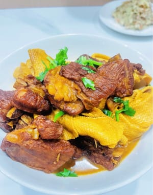 Geschmorte Schweinerippchen mit Tofu und Tofublättern
