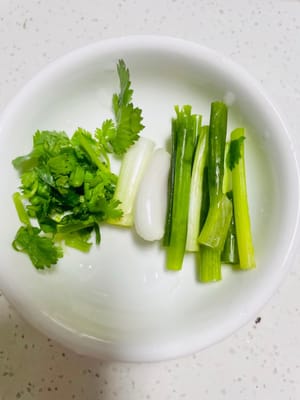 準備蔥段、薑片、大蒜、洋蔥、八角、香葉、胡椒、辣椒等（辣度可自行調整）。