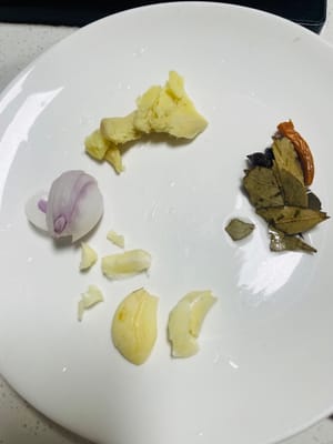 Frühlingszwiebelsegmente, Ingwerscheiben, Knoblauch, Zwiebel, Sternanis, Lorbeerblätter, Pfefferkörner, Chilischoten etc. bereitstellen (die Schärfe kann nach Belieben angepasst werden).