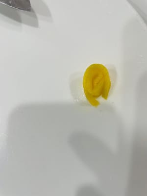 Per preparare i fiori di mango:
Mentre il riso glutinoso assorbe il latte di cocco, preparate i mango. Sbucciate il mango e tagliatelo a fettine sottili per formare i fiori. Per prima cosa, arrotolate la fetta di mango più piccola per formare il centro del fiore. Poi, avvolgete le fette di mango rimanenti attorno al centro, formando un piccolo fiore. Questo creerà un prodotto finito più bello.