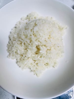 Preparazione del riso glutinoso:
Dopo aver cotto a vapore il riso glutinoso, mettetelo in un contenitore e versateci due terzi del latte di cocco. Mescolate bene per permettere al riso di assorbire il latte di cocco. Lasciate riposare per 10-20 minuti.