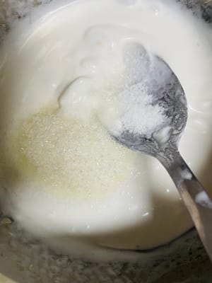 Mentre il riso glutinoso cuoce a vapore, prendete un pentolino e aggiungete 130 g di latte di cocco, 2 g di sale e 10 g di zucchero. Portate a ebollizione, quindi spegnete il fuoco e mettete da parte.