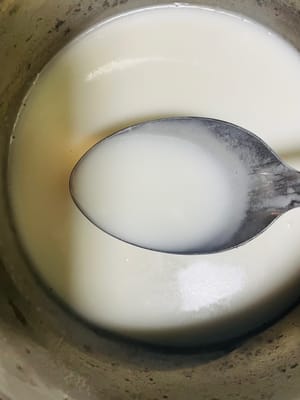 Pendant la cuisson du riz gluant à la vapeur, versez 130 g de lait de coco, 2 g de sel et 10 g de sucre dans une petite casserole. Portez à frémissement, puis éteignez le feu et réservez.