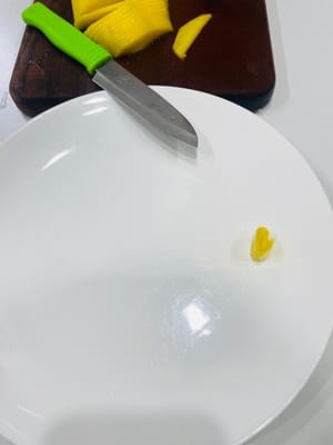 Per preparare i fiori di mango:
Mentre il riso glutinoso assorbe il latte di cocco, preparate i mango. Sbucciate il mango e tagliatelo a fettine sottili per formare i fiori. Per prima cosa, arrotolate la fetta di mango più piccola per formare il centro del fiore. Poi, avvolgete le fette di mango rimanenti attorno al centro, formando un piccolo fiore. Questo creerà un prodotto finito più bello.