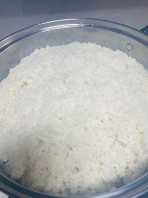 Cuisson du riz gluant à la vapeur
Couvrez le panier d'un cuiseur vapeur d'étamine, rincez le riz gluant trempé et placez-le dans le panier. Pour permettre au riz de respirer et de cuire uniformément, percez de petits trous avec vos doigts. Une fois l'eau bouillante, placez le panier vapeur dans le cuiseur vapeur et faites cuire à la vapeur pendant 30 minutes.
Vous pouvez également utiliser un cuiseur à riz, mais je n'aime pas sa texture.