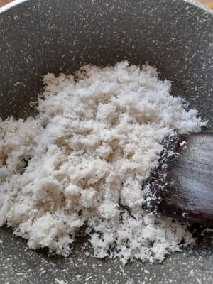 강판한 코코넛 200g을 기름을 넉넉히 두르고 약한 불에서 10분간 볶습니다.