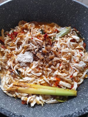 흑설탕, 타마린드 물, 소금, 향료(닭고기 육수)를 넣고 잘 저은 후 맛을 조절하고 향신료가 흡수될 때까지 닭고기를 익힙니다.