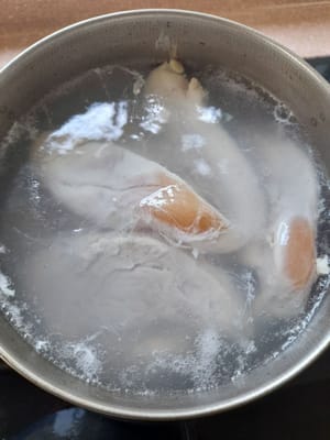 將雞肉加適量的水煮至熟爛，攞出嚟，瀝乾，然後撕碎備用。