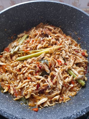 如果雞肉裡的水分減少了，但雞肉仍然有點濕，就加入炸好的椰蓉，繼續翻炒，直到所有食材混合均勻，略微變乾，呈棕黃色。小火慢煮約40分鐘。